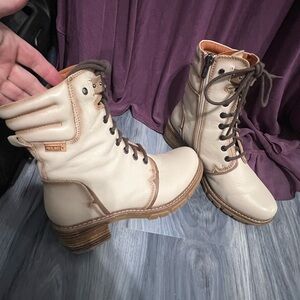 Pikolinos Beige Combat Boots